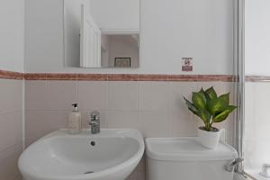 Bell Street Apartment by MoreThanStays