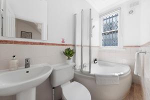 Bell Street Apartment by MoreThanStays