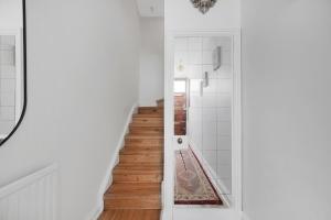 Bell Street Apartment by MoreThanStays