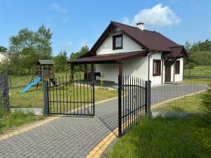 Domek nad jeziorem w Świekatowie