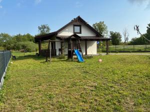 Domek nad jeziorem w Świekatowie