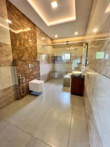 Riverside Luxury Private Pool Villa in Athirappilly