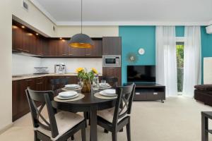 Family Apartment with Air Conditioning in Mielno by Noclegi Renters