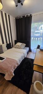 Apartament Burgund 2 pokojowy z ogródkiem lub pokoje ze wspólną kuchnią i łazienką