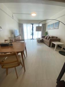 Spacious 2-storey apartment near beach in prime location