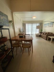 Spacious 2-storey apartment near beach in prime location
