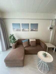 Spacious 2-storey apartment near beach in prime location