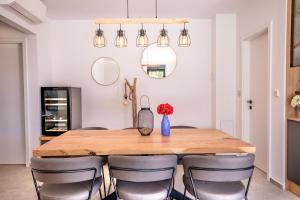 Andrea Deluxe Apartment with Pool