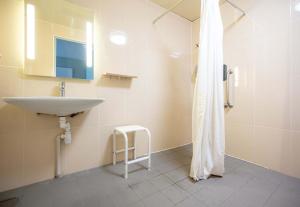 Hotels B&B HOTEL Hyeres : photos des chambres