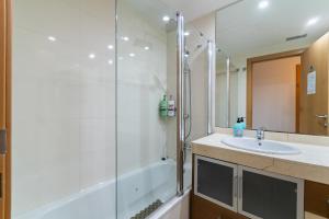 Fira Suites - Habitaciones privadas en Apartamento compartido