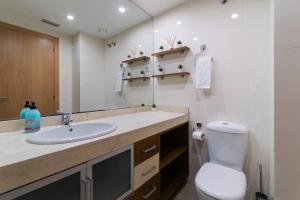 Fira Suites - Habitaciones privadas en Apartamento compartido