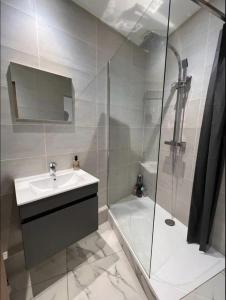 Studio Centre Cannes la bocca - 5 min des plages - WIFI Clim