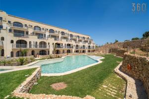 Serene Apt with Terrace & Pool & BBQ Access,Qala by 360 Estates - 4hvězdičkové hotely ve městě Qala
