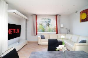 Moderna villa con piscina a due Passi dal Golf Club