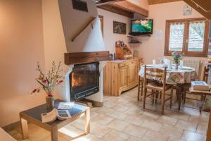 Maisons de vacances Gite Le Mas d-Hillaire 2/4 personnes a Saint Jean du Bleymard : photos des chambres