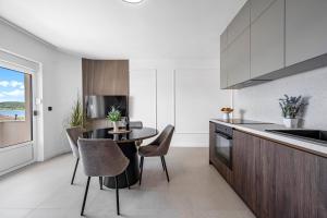 Aquarius Apartments - Beachside with Heated Pool