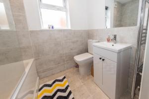 Spacious 2 bedroom home, Contractors friendly and free parking