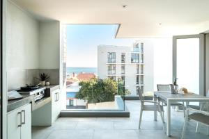 Bright 2bed in Sea Point w Sea Views Helio Haven