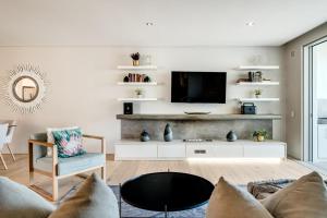 Bright 2bed in Sea Point w Sea Views Helio Haven