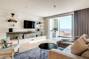 Bright 2bed in Sea Point w Sea Views Helio Haven