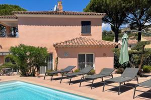 4 Bed-Sleeps 8-Private Pool-HotTub-AirCon