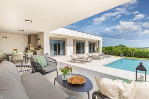 Villa Lastine by Villsy