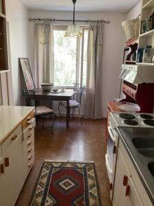 Makuuhuone retrohenkisessä taiteilijakodissa - Tampere Kaleva