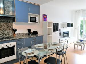 Apartamento Espacioso en Zona Tranquila con Piscina Salada Abierta Todo el Año y WiFi Gratuito - ES-258-107