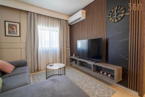 3BR Designer Stay with Outdoor Space, WIFI & AC by 360 Estates
