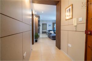 3BR Designer Stay with Outdoor Space, WIFI & AC by 360 Estates