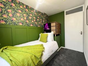 Bright, artsy 3BR home with parking & long term stay