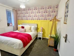 Bright, artsy 3BR home with parking & long term stay