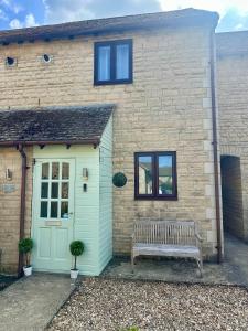 Bluebirds Cottage - Light & Airy 2 Bed in Bourton!