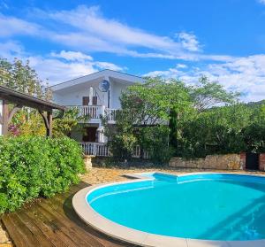 Sunny Pool Apartments