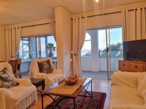 Top Flat Apartment with Easy Beach Access, Sea front sleeps 5