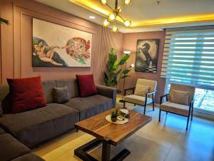Gold Crest Mall Luxury Three-Bedroom Grand Suite