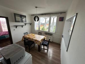 Private rooms, stunning city views, top-floor with balcony, bathtub, Internet, coffee