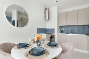 Modern Apartment Popiełuszki 2C with Parking in the Center of Gdańsk by Noclegi Renters