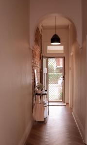Modern Coburg 2bed house near Pentridge, Sydney Rd Dining & 15 min to City