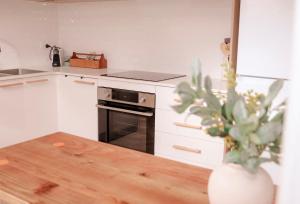 Modern Coburg 2bed house near Pentridge, Sydney Rd Dining & 15 min to City