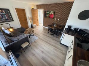 The Hideaway - 2-Bedroom Apartment with outdoor terrace & free parking