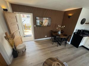 The Hideaway - 2-Bedroom Apartment with outdoor terrace & free parking