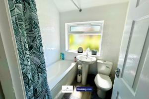 The Jungle Comfy & Spacious 3BR by AltoLuxo Short Lets & Serviced Accommodation With Free WiFi & Parking