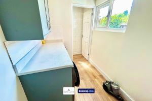 The Jungle Comfy & Spacious 3BR by AltoLuxo Short Lets & Serviced Accommodation With Free WiFi & Parking