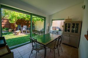 Maisons de vacances Jolie maison independante avec jardin et piscine : photos des chambres
