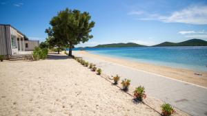 BUQEZ VILA HAJDA 16 - second row direct on the beach