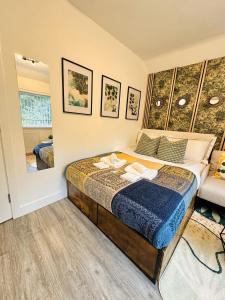 Newly Renovated Private self contained Room in Birmingham Selly Oak with own Kitchenette and shared bathroom R4