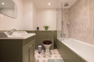 Chic Earls Court Garden Apartment