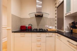 Chic Earls Court Garden Apartment