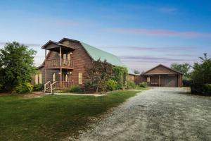 5-Acre Retreat Private Pool Outdoor Bar Fishing Pond & Game Room